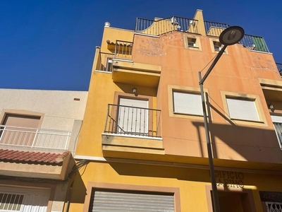 Venta de piso en calle La Paz de 2 habitaciones con terraza y balcón