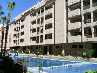 Venta de piso en Centro - Torrevieja de 3 habitaciones con terraza y piscina