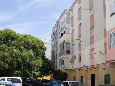 Venta de piso en La Línea de la Concepción ciudad de 4 habitaciones con terraza