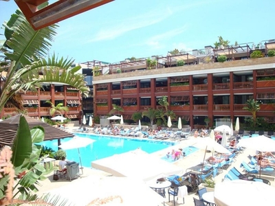 Venta de piso en Puerto Banús de 3 habitaciones con terraza y piscina