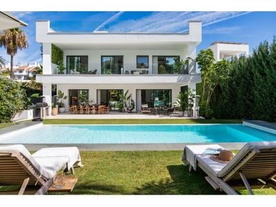 Villa de lujo de 5 dormitorios y 5 baños próxima a Puerto Banus, Marbella