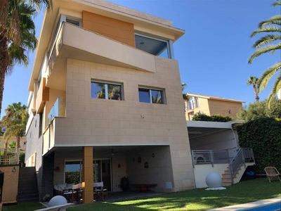 Alquiler Casa adosada en Calle Cherna 11 Alicante - Alacant. Plaza de aparcamiento 457 m²
