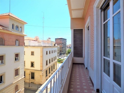 Alquiler de piso en Centro - Alicante de 3 habitaciones con terraza y balcón