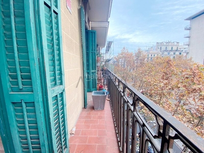 Alquiler piso de estilo barcelonés junto passeig de sant joan en Barcelona