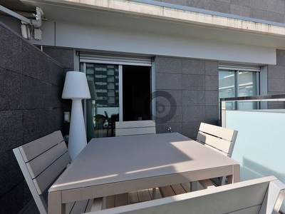 Ático en alquiler en La Nova Esquerra de l'Eixample de 2 habitaciones con terraza y muebles