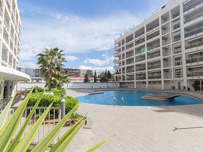 Luminoso ático con piscina comunitaria y a 100 mts. de la playa Levante de Salou..