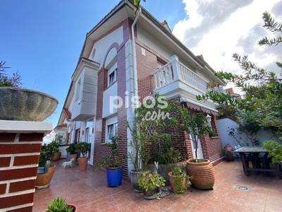 Casa adosada en venta en Calle Aureliano Linares Rivas, nº 17
