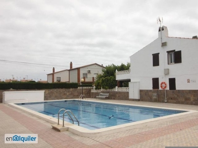 Casa adosada junto a la playa con piscina