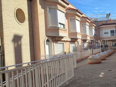Casa adosada se vende unifamiliar de un conjunto residencial privado en el centro en Alaquàs