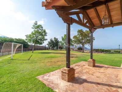 Chalet precioso chalet de estilo rústico con vistas panorámicas al mar y a la montaña, en Málaga