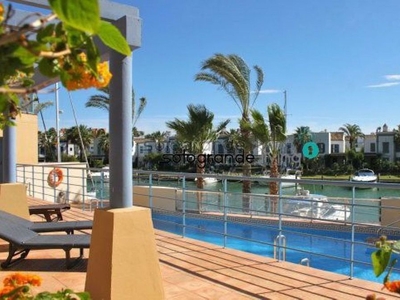 Piso en alquiler en Puerto de Sotogrande-La Marina de 3 habitaciones con terraza y piscina