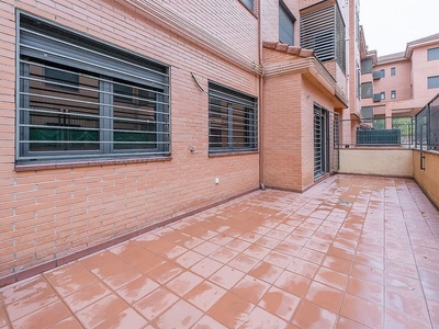 Piso en alquiler en Yebes - Valdeluz de 4 habitaciones con terraza y piscina