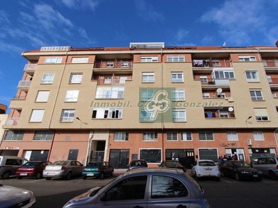 Piso en venta en calle Miguel Delibes de 3 habitaciones con terraza y garaje