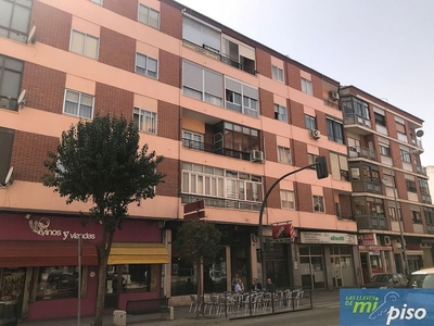 Piso en venta en calle Respaldo de Lope de Vega de 3 habitaciones con terraza y balcón