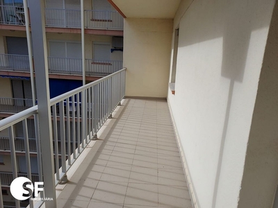 Piso en venta en La Pineda de 3 habitaciones con terraza y piscina