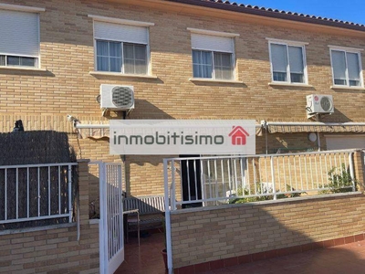 Venta Casa adosada en Calle Joaquin Costa Pinseque. Muy buen estado plaza de aparcamiento 150 m²