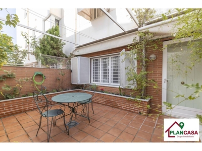 Venta Casa adosada en Calle Parque de las Ciencias Granada. Buen estado con terraza 164 m²