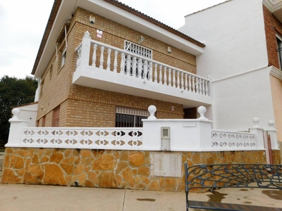 Venta Casa unifamiliar en ausias march Llombai. Buen estado plaza de aparcamiento con balcón calefacción individual 160 m²