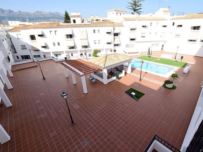 Venta de piso en calle Carrasca de 3 habitaciones con terraza y piscina