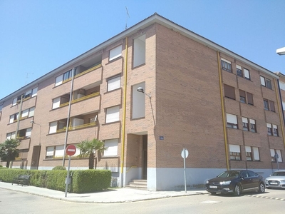 Venta de piso en calle Huertas de 3 habitaciones con terraza y piscina