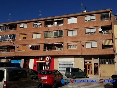 Venta de piso en Caudete de 3 habitaciones con balcón y ascensor