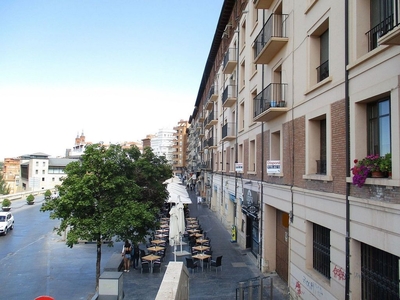 Venta de piso en Centro - Teruel de 4 habitaciones con calefacción y ascensor