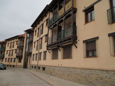 Venta de piso en Mora de Rubielos de 2 habitaciones con terraza y muebles