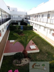 Venta de piso en Villamanrique de la Condesa de 2 habitaciones con piscina y jardín