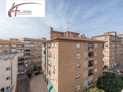 Venta Piso Granada. Piso de cuatro habitaciones en Cadiz. Quinta planta con terraza