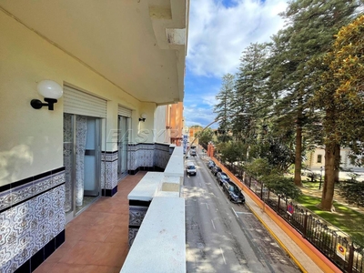 Venta Piso La Línea de la Concepción. Piso de cuatro habitaciones en Avenida ESPAÑA 26. Buen estado segunda planta con terraza