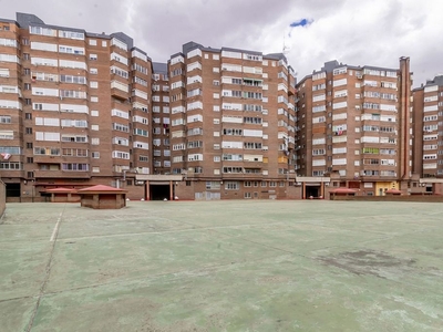 Alquiler de piso en paseo Del Hospital Militar de 2 habitaciones con terraza y garaje