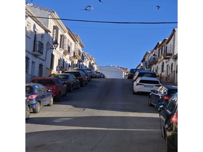 Casa Centro que da a dos calles, con dos entradas independientes.