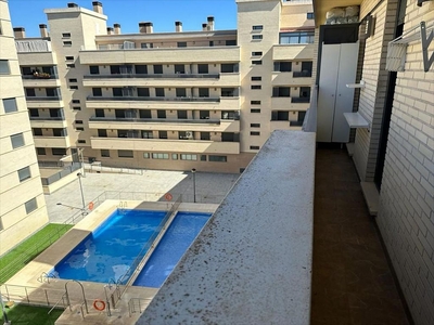 Alquiler de piso en calle Maria Zambrano de 1 habitación con piscina y garaje
