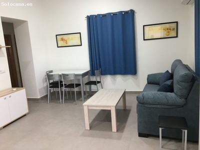 Se alquila bonito apartamento muy completo.