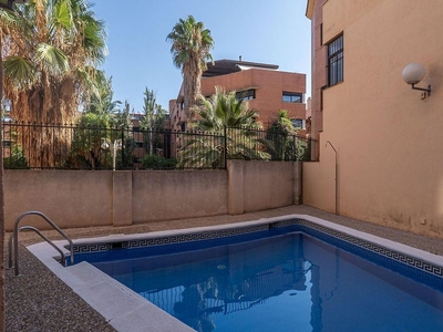 Venta de piso en Cervantes de 3 habitaciones con terraza y piscina