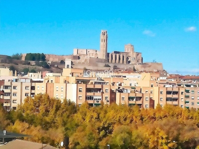 Ático ven a disfrutar de la gran terraza que disfruta este ático seminuevo en Cappont en Lleida