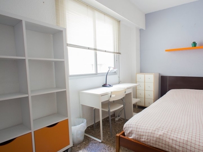 Acogedora habitación en apartamento de 3 dormitorios en Benimaclet, Valencia