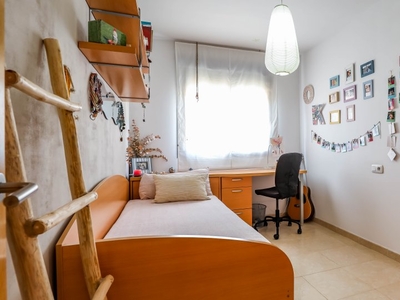 Acogedora habitación en apartamento de 3 dormitorios en Paterna, Valencia.