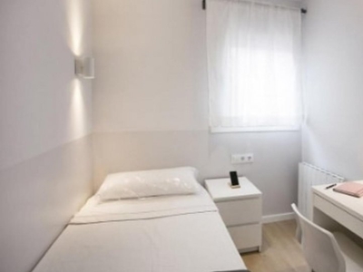 Acogedora habitación en apartamento de 5 dormitorios en Gràcia, Barcelona