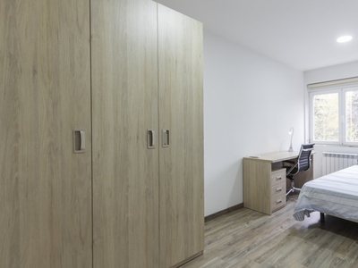 Acogedora habitación en apartamento de 7 habitaciones, Ciudad Lineal, Madrid.