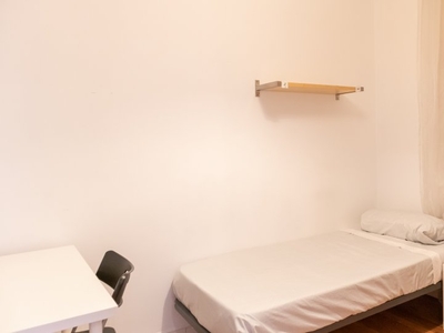 Acogedora habitación en un apartamento de 8 habitaciones en Ríos Rosas, Madrid