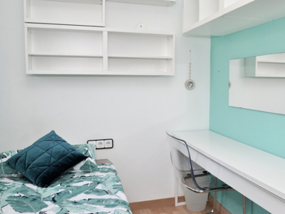 Acogedora habitación para alquilar en piso compartido en Poblenou, Barcelona.