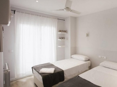 Alquiler de camas en habitación compartida, apartamento de 4 dormitorios en Gràcia