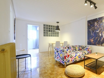 Alquiler de habitaciones en espacioso apartamento de 4 camas en Aluche, Madrid