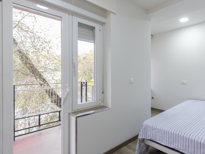 Amplia habitación en apartamento de 7 habitaciones, Ciudad Lineal, Madrid.