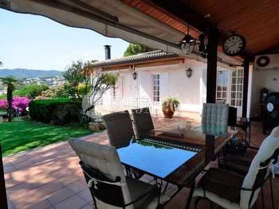 Casa la vivienda de sus sueños en una sola planta con jardín, piscina y vistas al mar en Cabrils