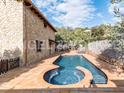 Casa preciosa casa con piscina y parcela plana en Corbera de Llobregat