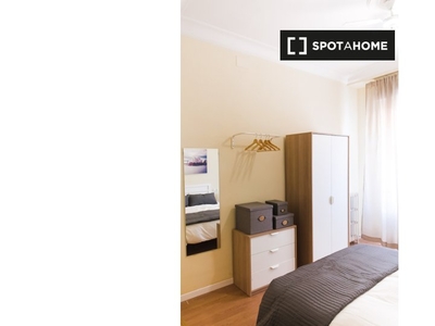 Habitación acogedora en apartamento de 5 dormitorios en Tetuán, Madrid