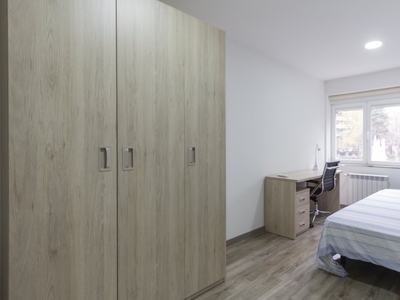 Habitación acogedora en un apartamento de 7 habitaciones, Ciudad Lineal, Madrid.