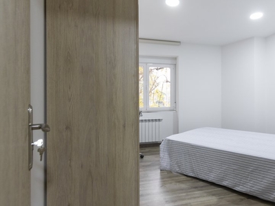Habitación dinámica en apartamento de 7 habitaciones, Ciudad Lineal, Madrid.